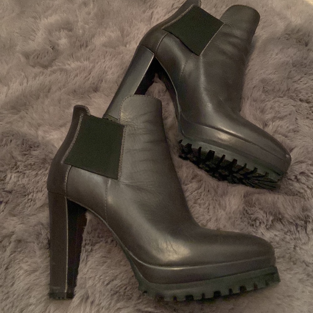 Beautiful All Saints booties. Stunningly stylish, an elegant add to any fall fit
